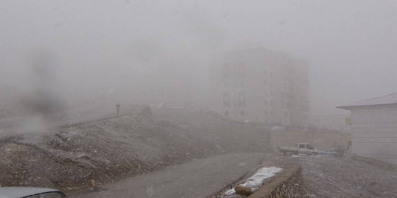 Yüksekova’da yoğun kar yağışı