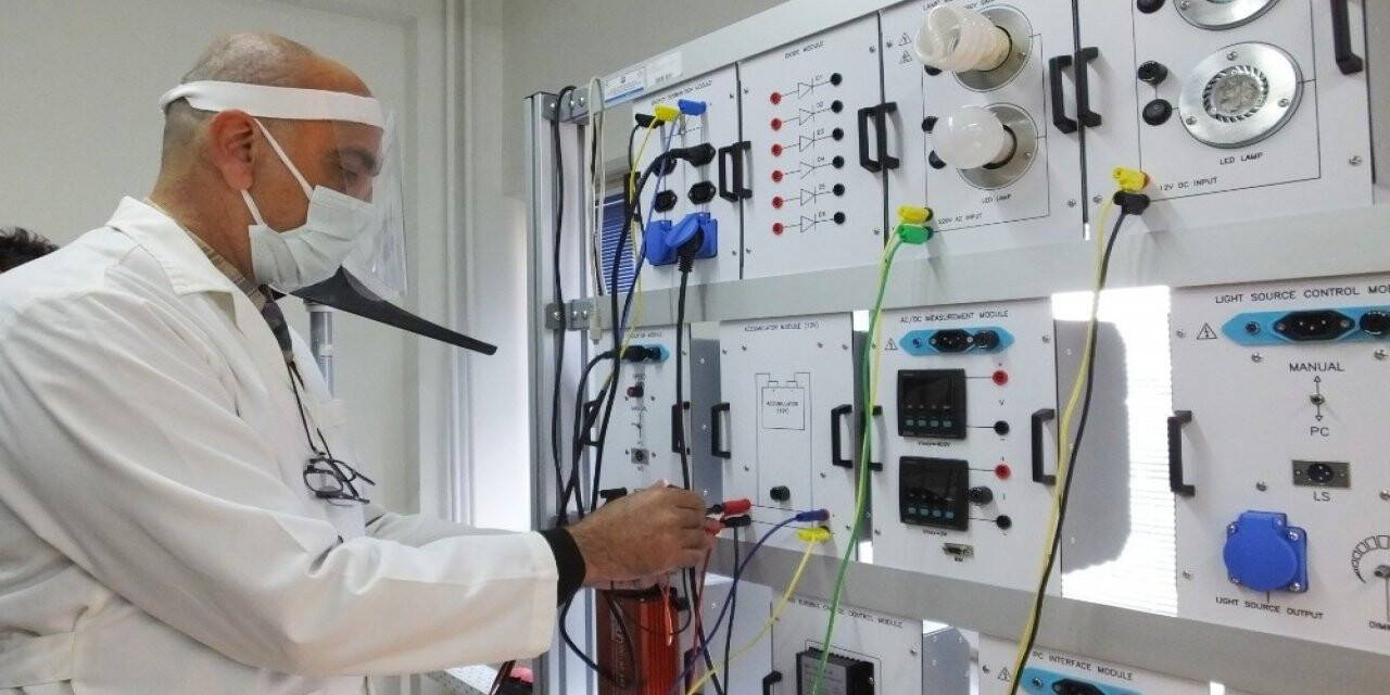 Okulun elektriğini karşılayıp, fazlasını satmaya başladılar