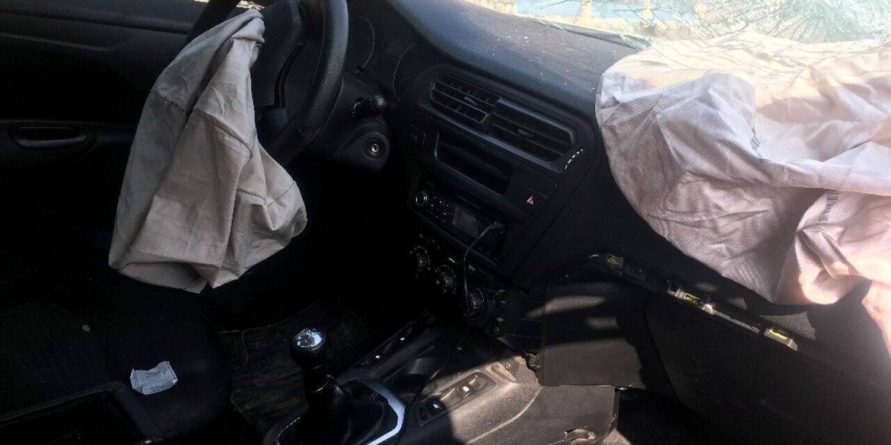 Önce uyarı levhasına, ardından duvara çarpıp durabildi
