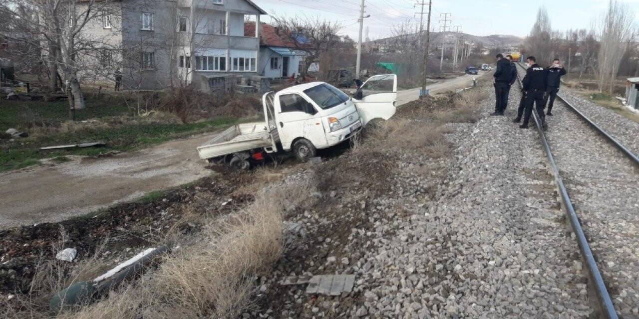 Konya’da kaza! Lokomotif ile kamyonet çarpıştı