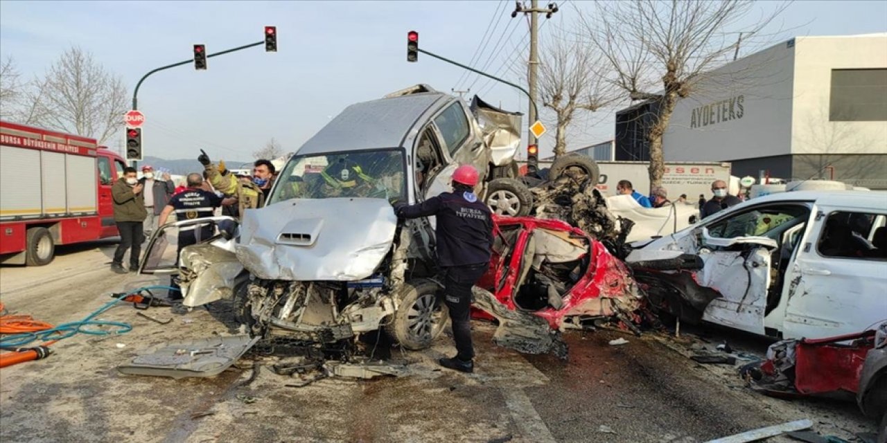 Bursa-Ankara kara yolunda zincirleme kaza: 3 ölü, 21 yaralı