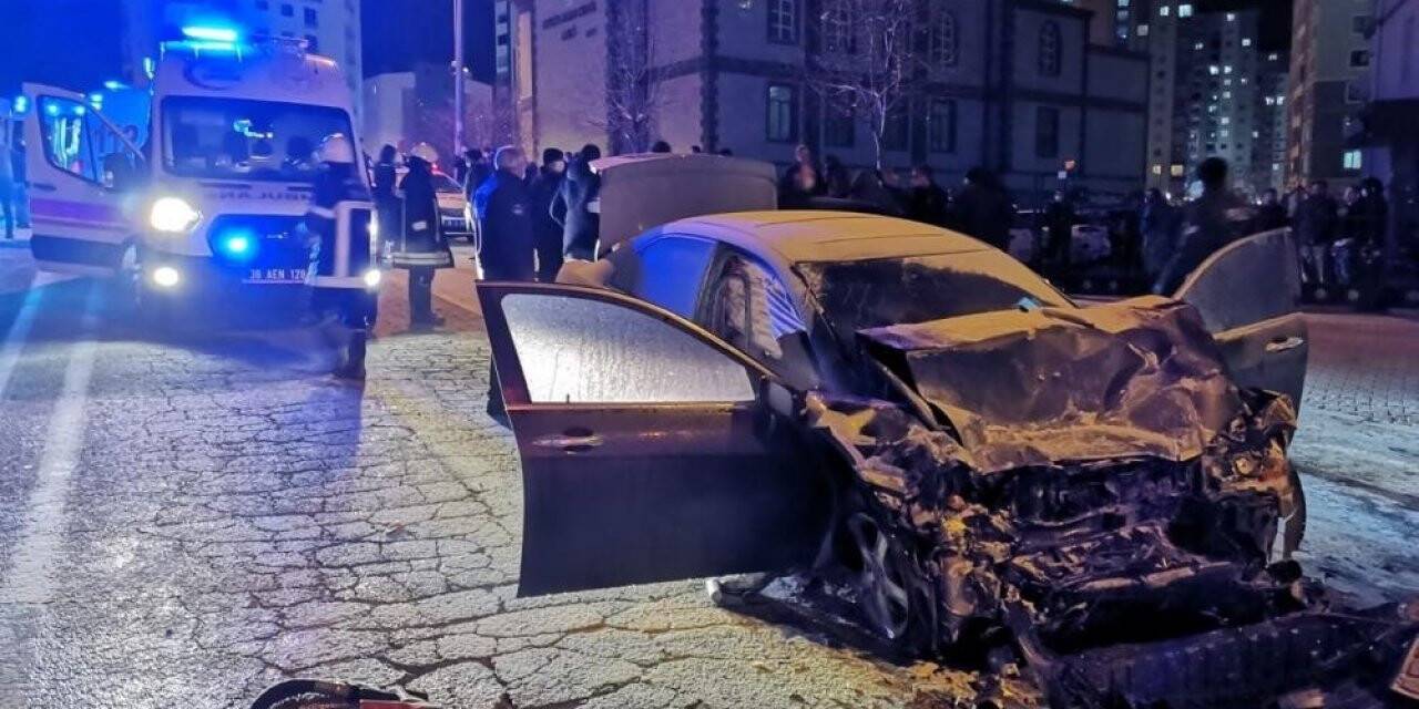 Minibüsle çarpışan otomobilden alevler yükseldi