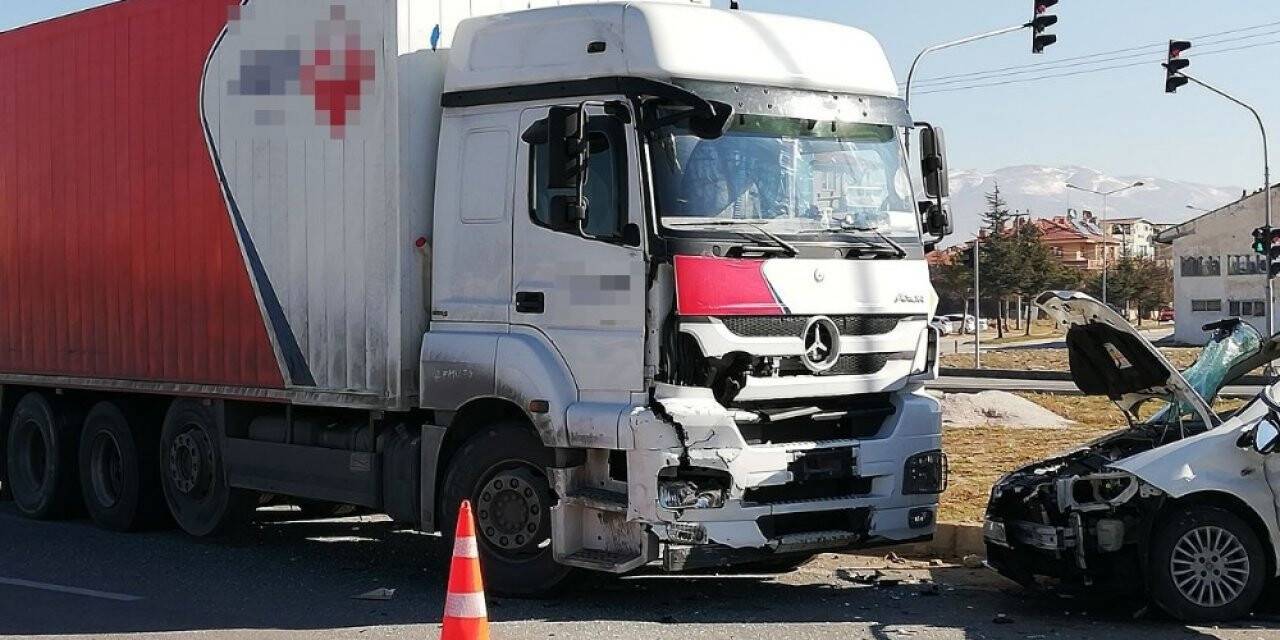 Konya yolunda kargo yüklü tır ile otomobil çarpıştı: 2 yaralı
