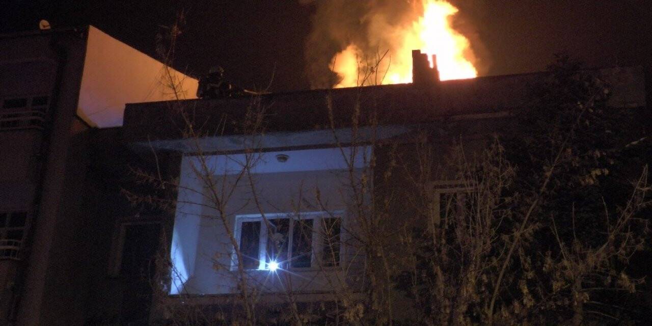 Apartmanın çatısı alev alev yandı