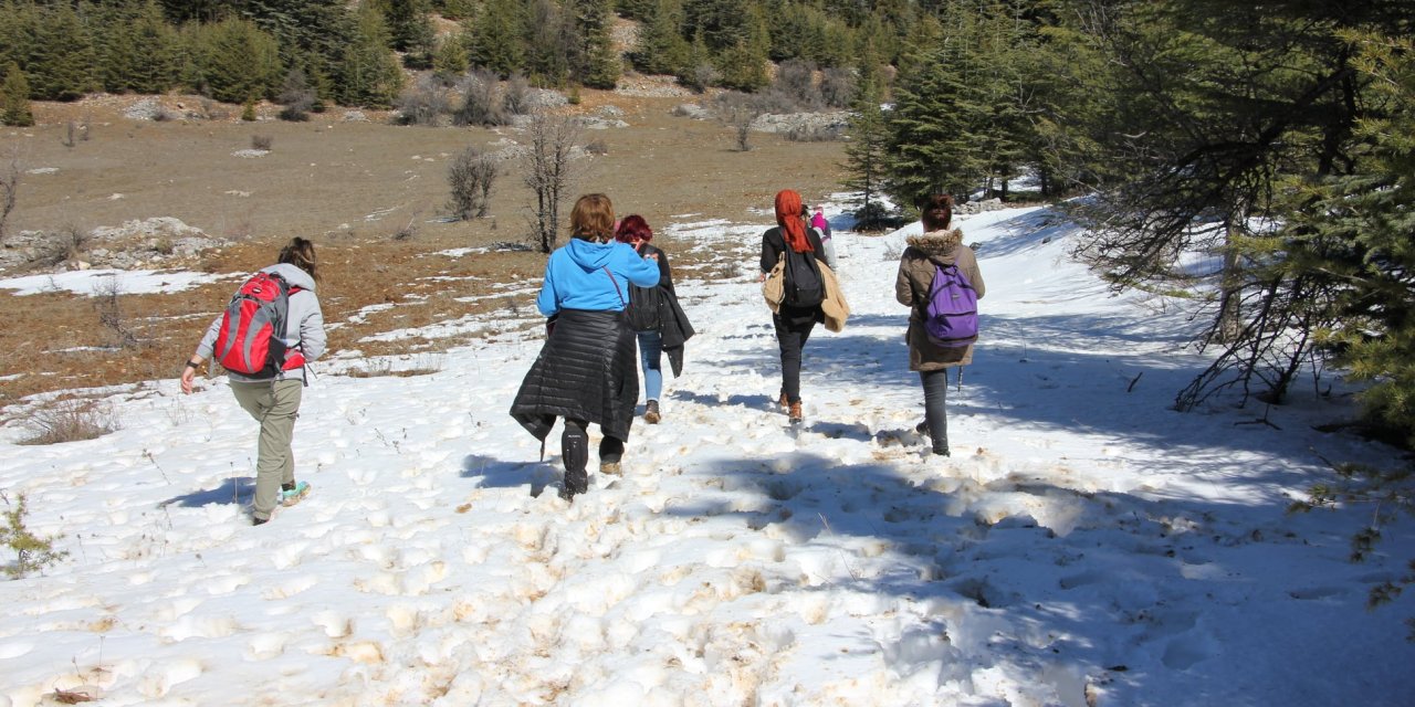 Beyşehir'de doğaseverler kar yürüyüşü şenliğine katıldı
