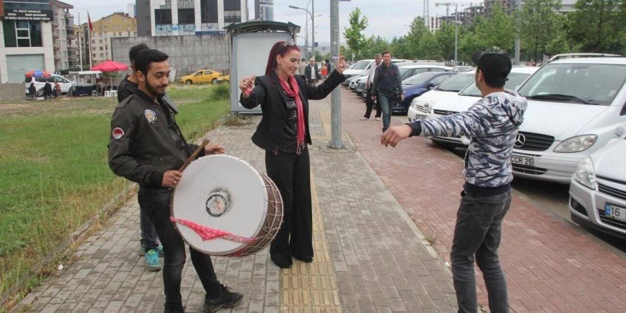 ’Boşandım’ diye davul zurna çaldırdı, şimdi de uzaklaştırma kararı aldırdı