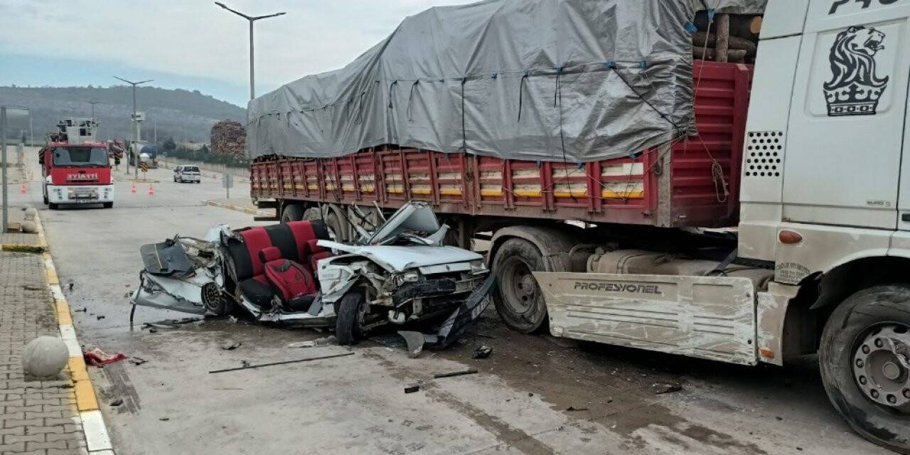 İki tırın arasında kaldı: 1 ölü