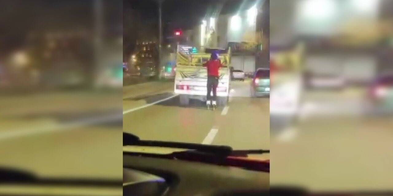 Konya'da patenli gencin tehlikeli yolculuğu kamerada