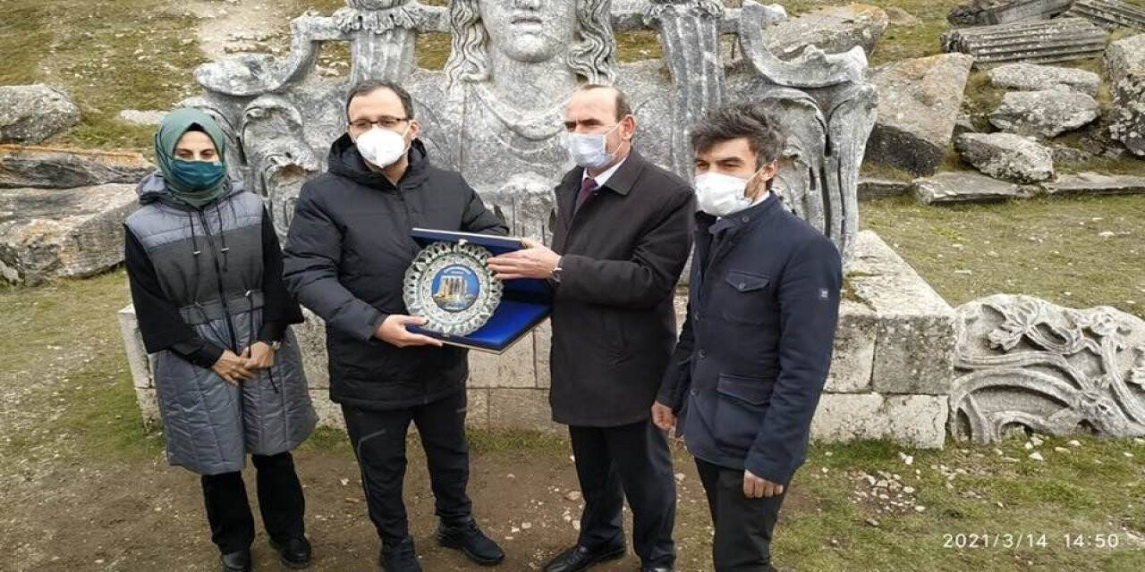 Bakan Kasapoğlu Aizanoi Antik Kenti’ni ziyaret etti