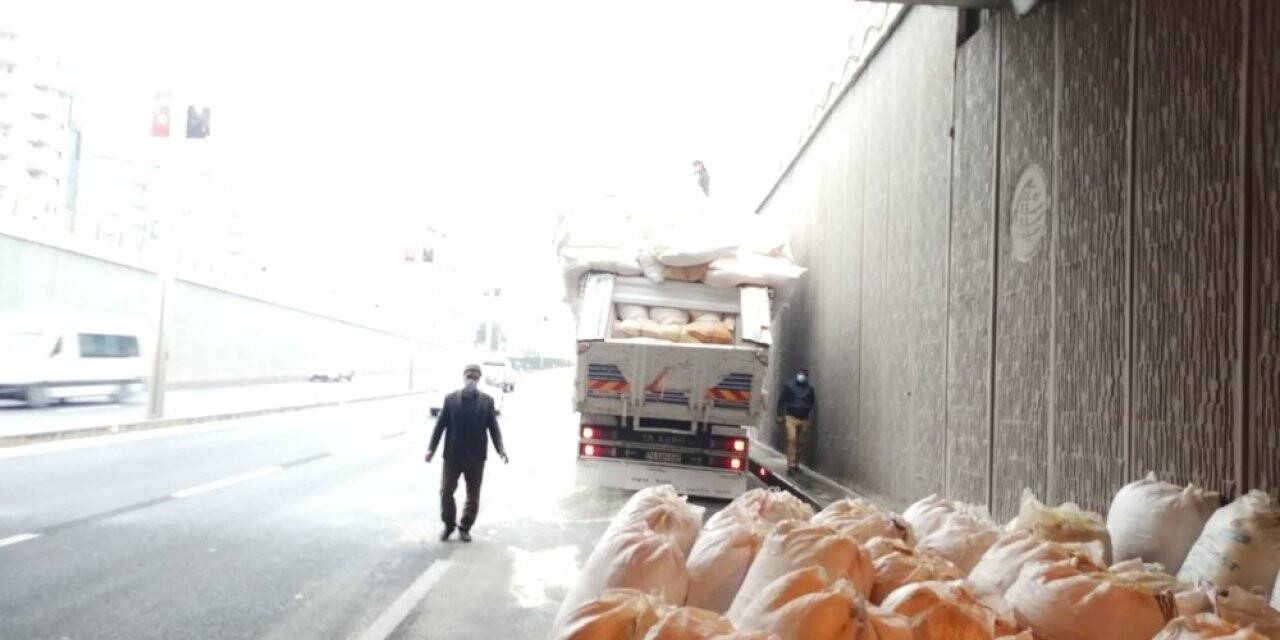 Kazaya davetiye çıkarıp limitinden fazla saman yükledi, alt geçide takıldı