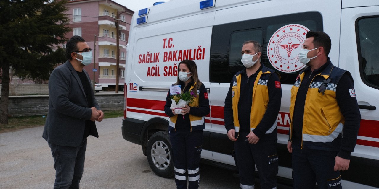 Beyşehir'de sağlık çalışanlarına belediyeden çiçek