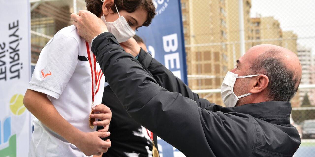 Selçuklu’da ‘12 Yaş Tenis Turnuvası’nda ödüller verildi