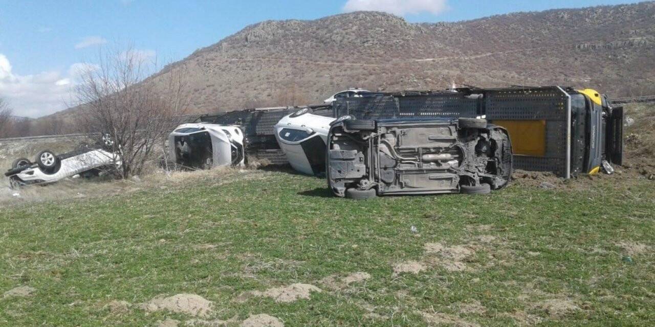 Cipleri taşıyan tır yoldan çıktı, sıfır araçlar tarlaya savruldu