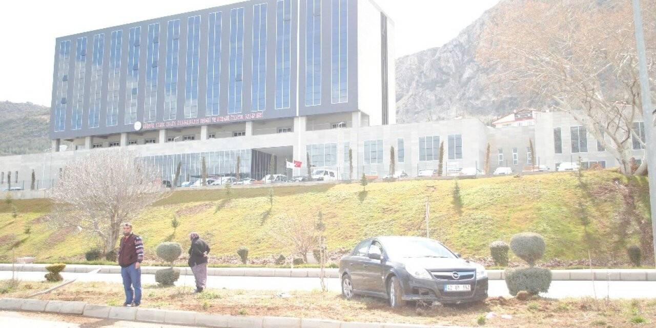 Konya yolunda direksiyon hakimiyetini kaybeden sürücü orta refüje çıktı