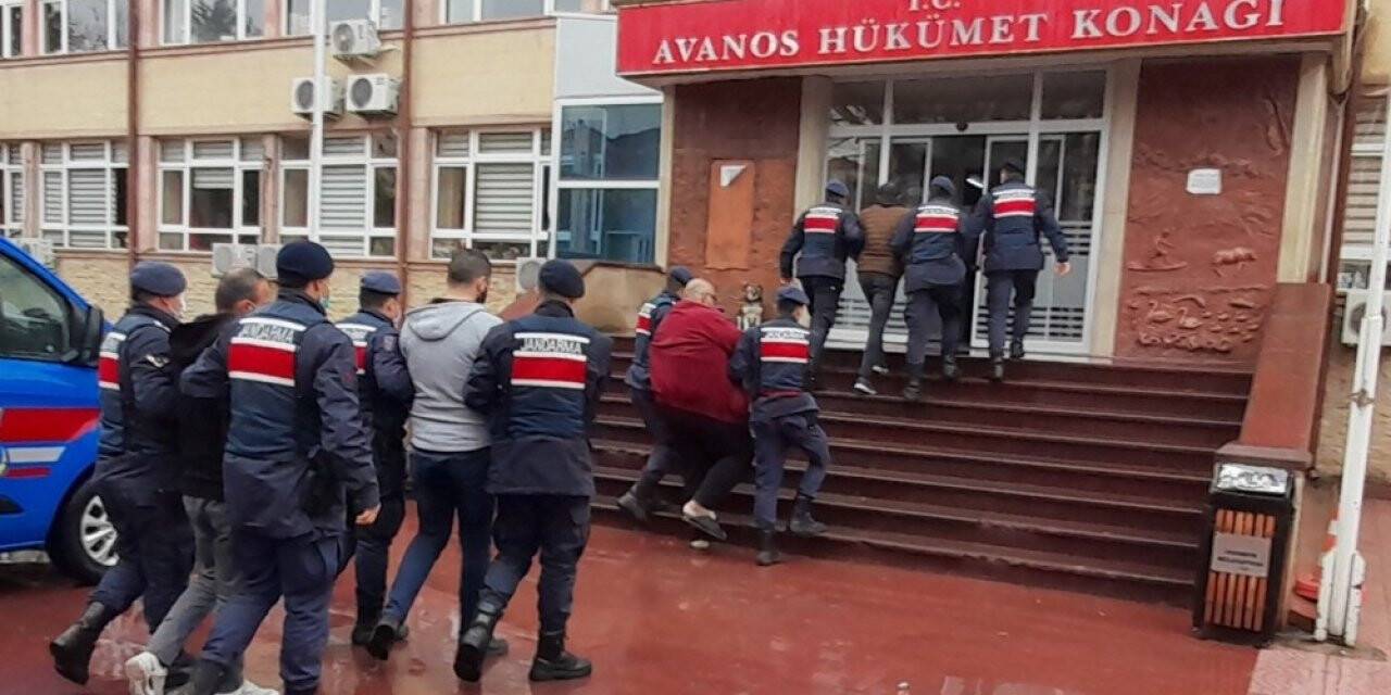Akü hırsızları jandarmadan kaçamadı