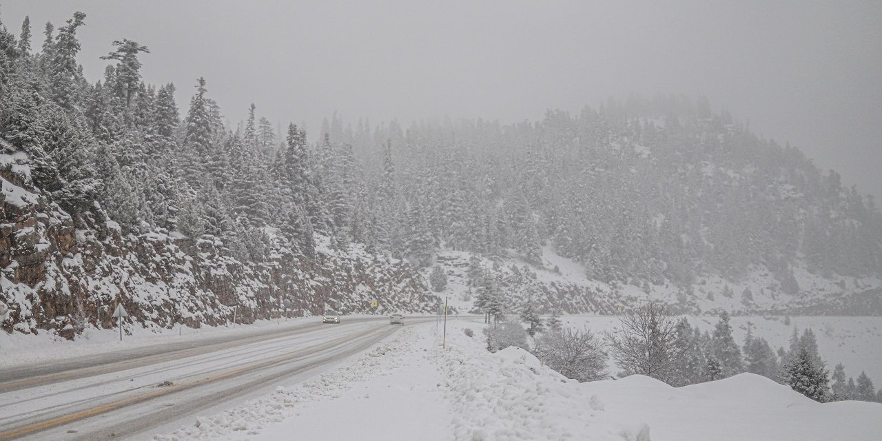 Konya yolunda ulaşım kar yağışı nedeniyle güçlükle sağlanıyor