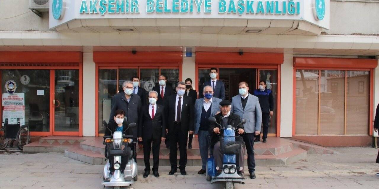 Başkan Akkaya’dan yurt dışındaki hayırseverlere plaket