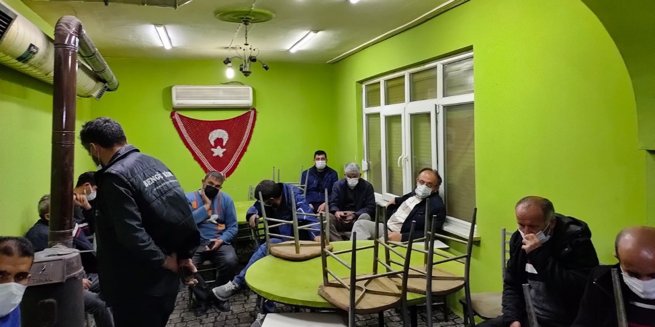 Kırmızı kategorideki Konya'da kumarhaneye çevrilen evdeki 18 kişiye ceza yazıldı
