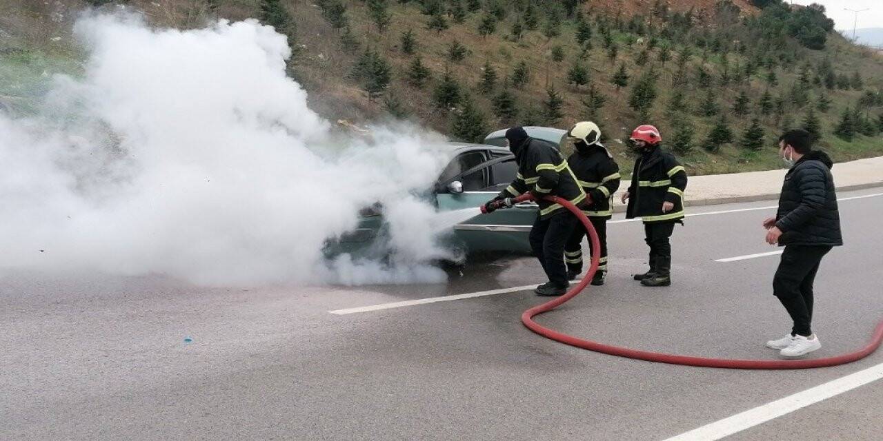 Seyir halindeki otomobil alev alev yandı