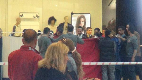 Alışveriş merkezinin 4'üncü katında düşerek öldü!
