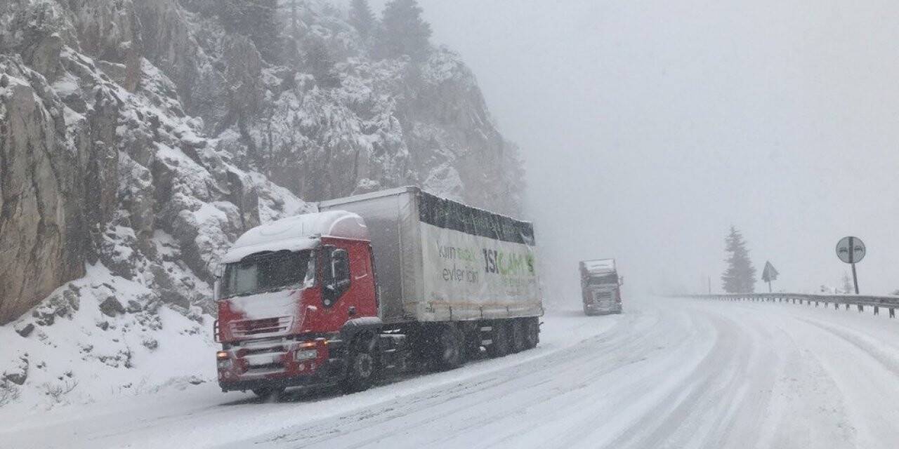 Konya - Antalya karayolunda yoğun kar yağışı