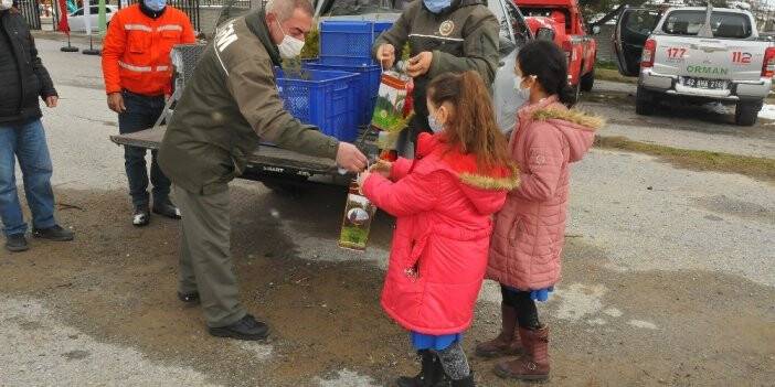 Akşehir’de öğrencilere 500 adet fidan dağıtıldı