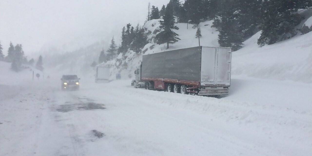 Antalya-Konya karayolunda kar sebebiyle felç olan trafik normale döndü
