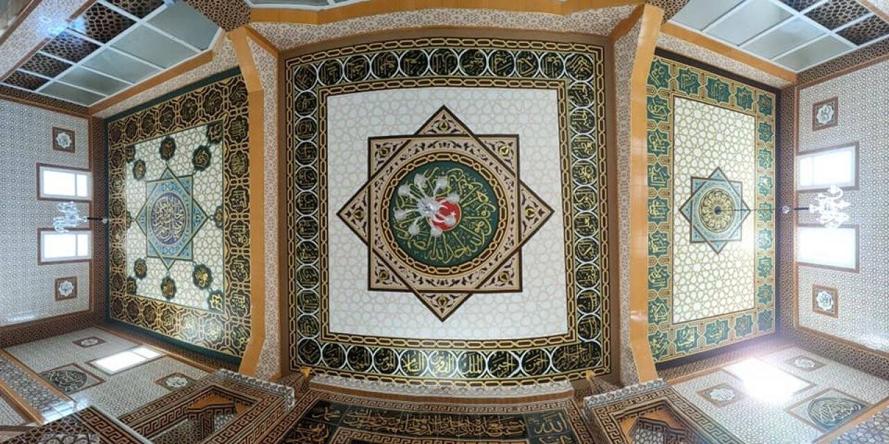 Konyalı nakkaş Ahmet Yesevi Camisini nakşediyor