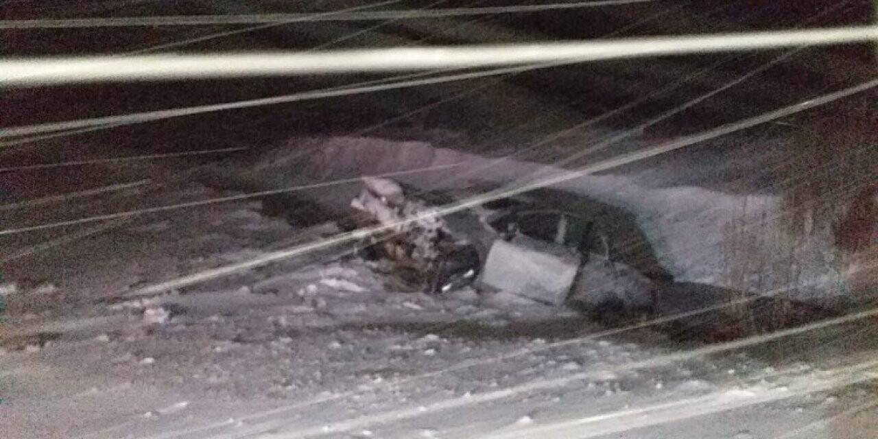 Konya'da yoldan çıkan otomobil dereye düştü
