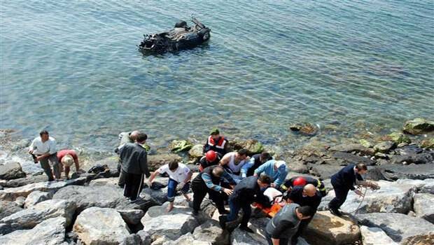 Denize uçup ters dönen otomobilden sağ çıktı