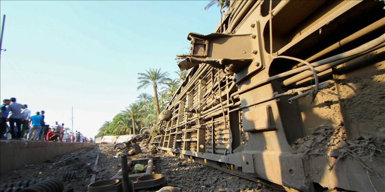Mısır'da iki tren çarpıştı: 32 ölü, 66 yaralı