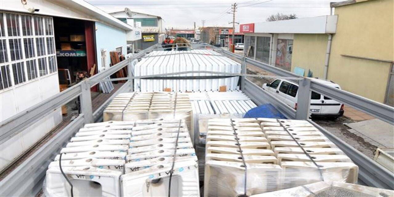 İdlib’deki Konya Mahallesi’ne 1 Tır Pencere Yardımı