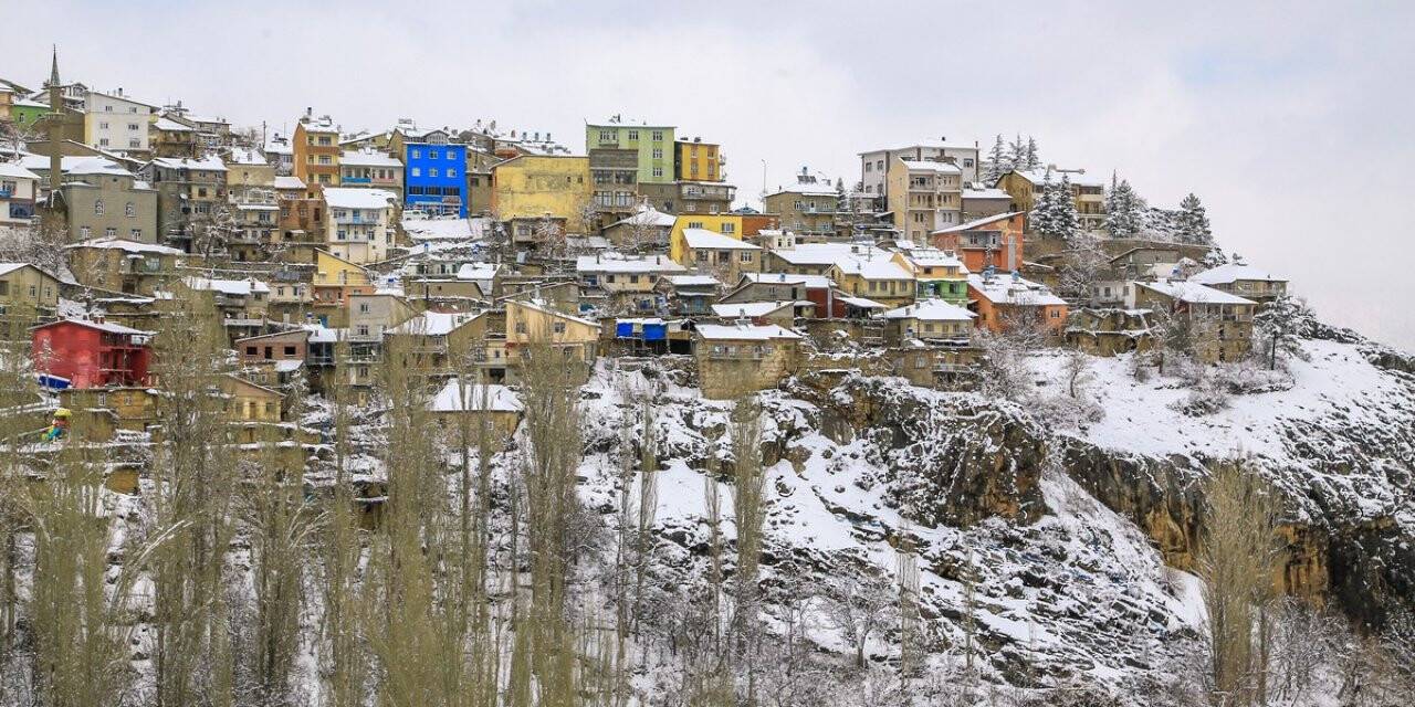 Konya'da toprak damlı evlerde kar kürüme mesaisi