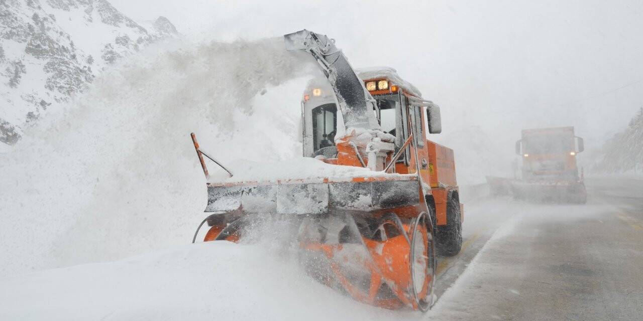 Kar savaşçılarının 1825 metre rakımlı Konya-Antalya karayolunda zorlu mesaisi