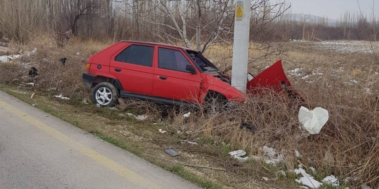 Direğe çarpan otomobilin sürücüsü yaralandı