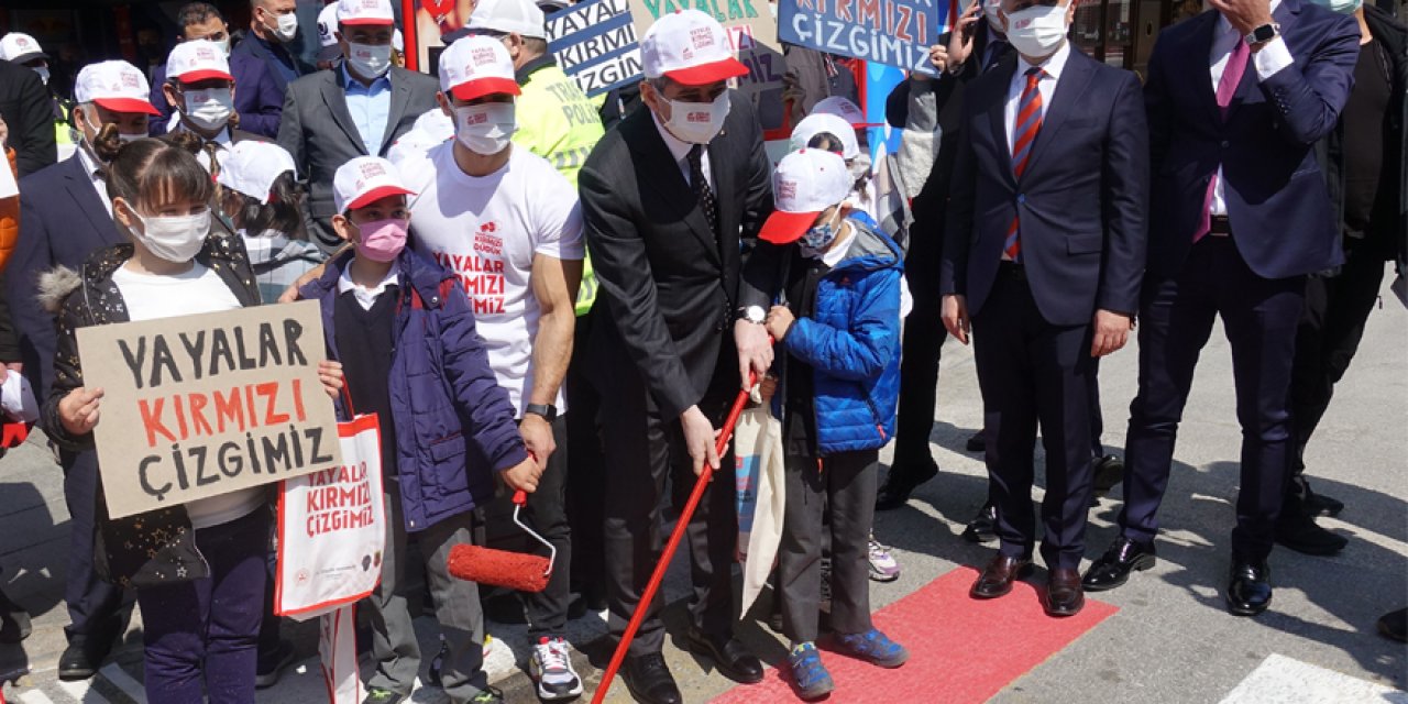 İçişleri Bakan Yardımcısı İnce, İzmir'de yaya farkındalığı için "kırmızı çizgi" çekti