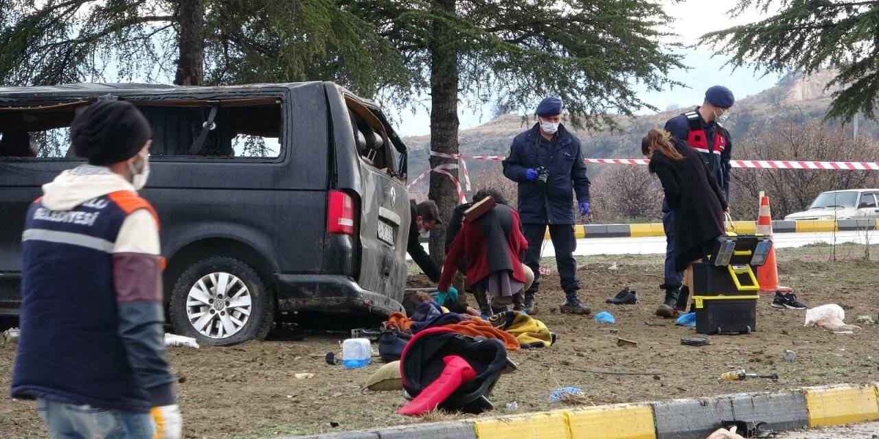 Minibüs ile hafif ticari araç çarpıştı: 3 ölü, 8 yaralı