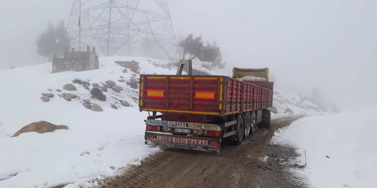 Konya yolunda  kar yağışı nedeniyle dağ yolunda mahsur kalan tır şoförü kurtarıldı