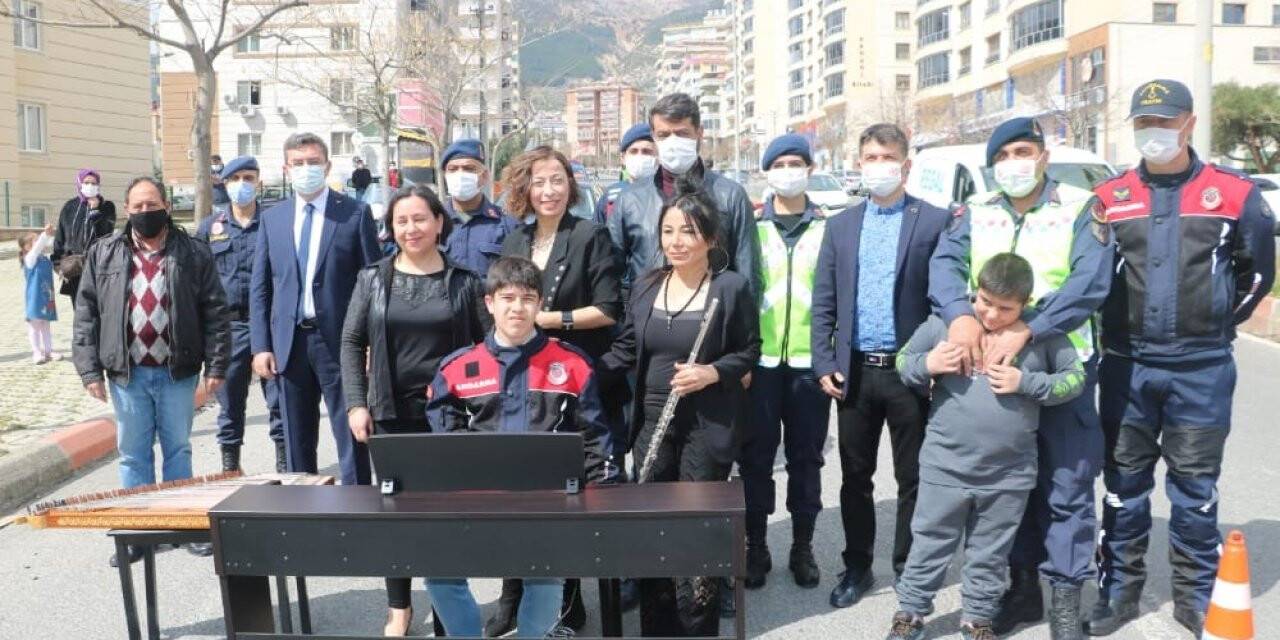 Otizmli piyanistten yaya geçidinde resital