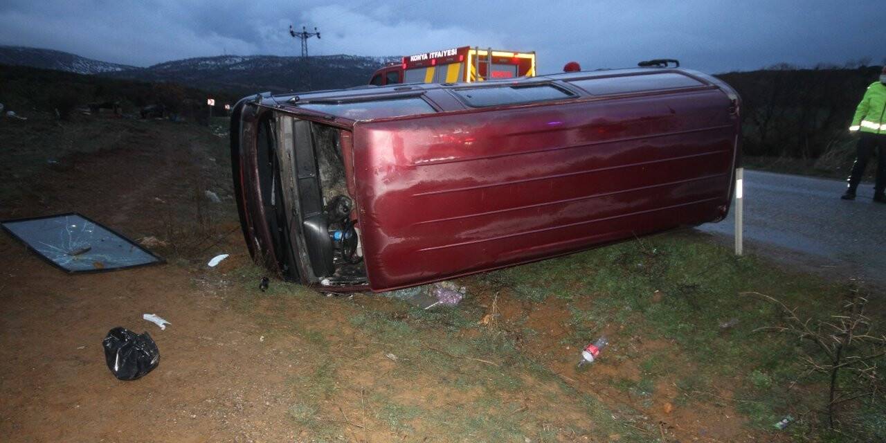 Konya'da kontrolden çıkan minibüs devrildi!