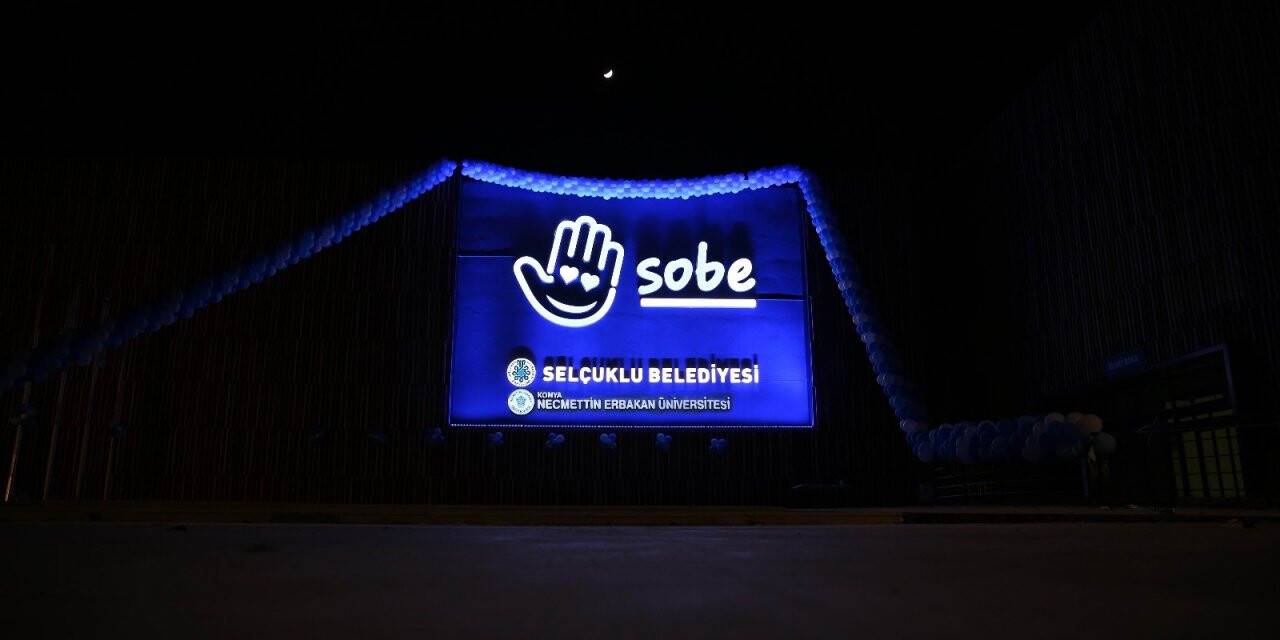 Selçuklu’nun sembol binaları otizm için mavi oldu