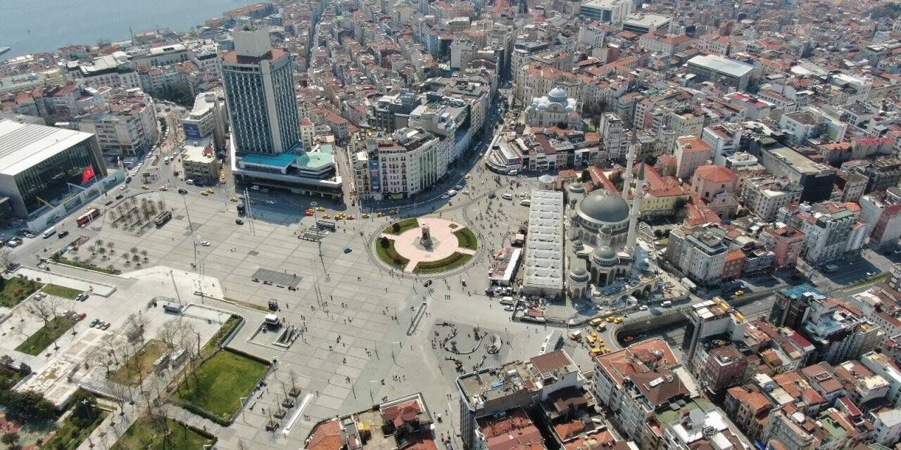 Turistlere kalan Taksim Meydanı havadan görüntülendi