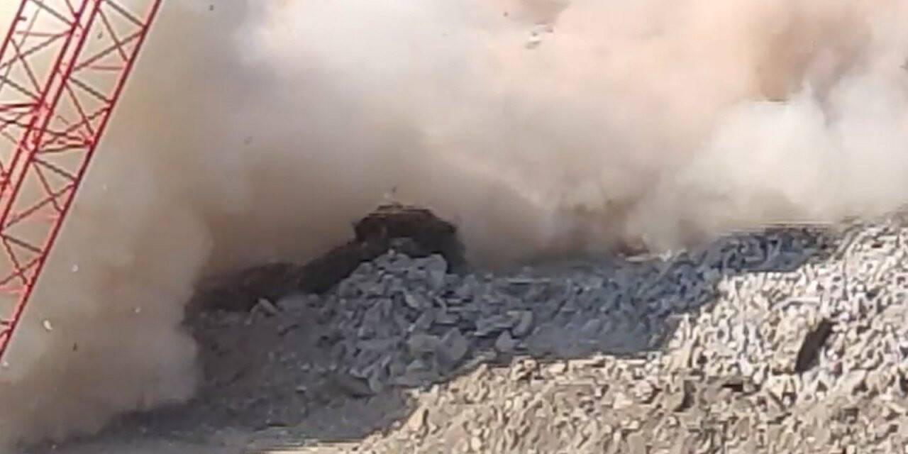 Yıkılan binanın altında kalmaktan son anda kurtuldu
