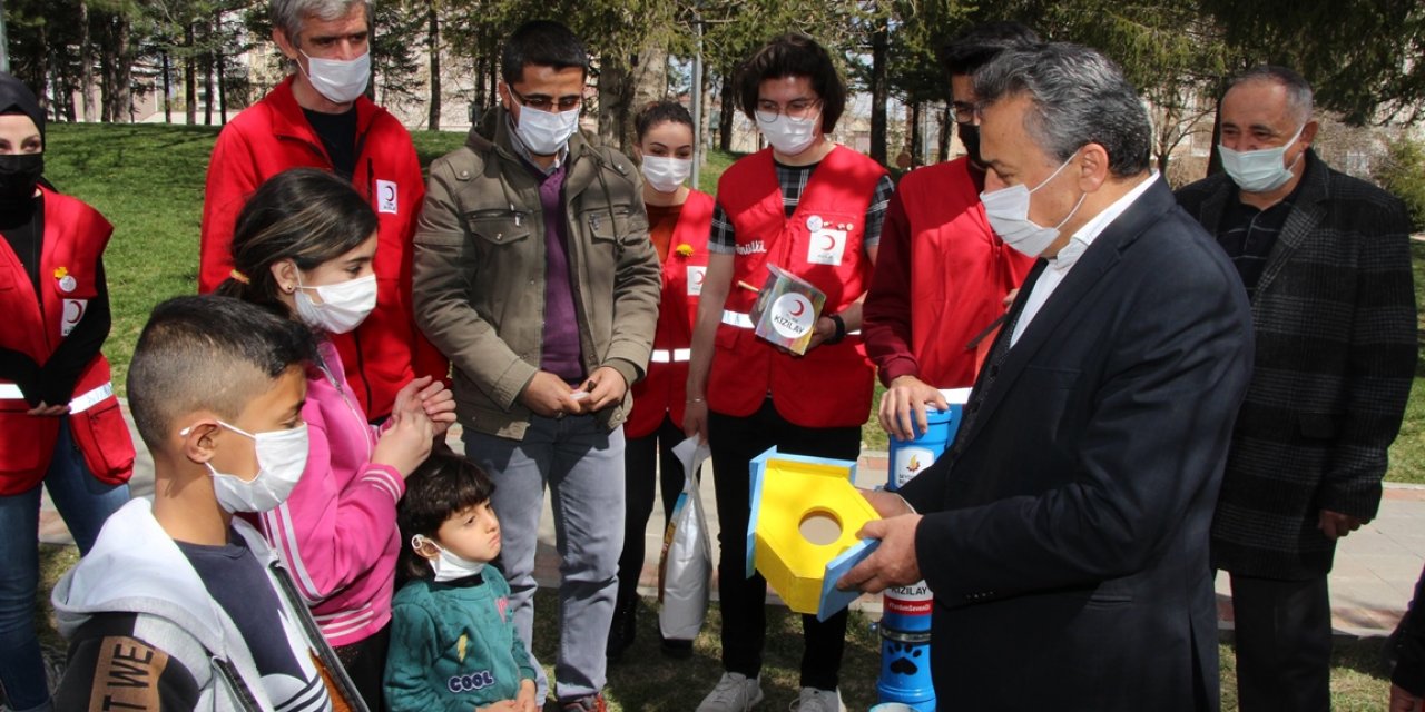 Seydişehir'de sokak hayvanları ve kuşlara yem kapları bırakıldı