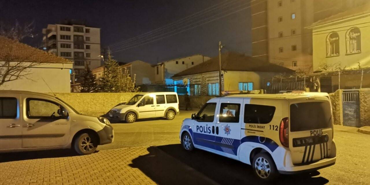 Evde otururken dışardan açılan ateş sonucu yaralandı