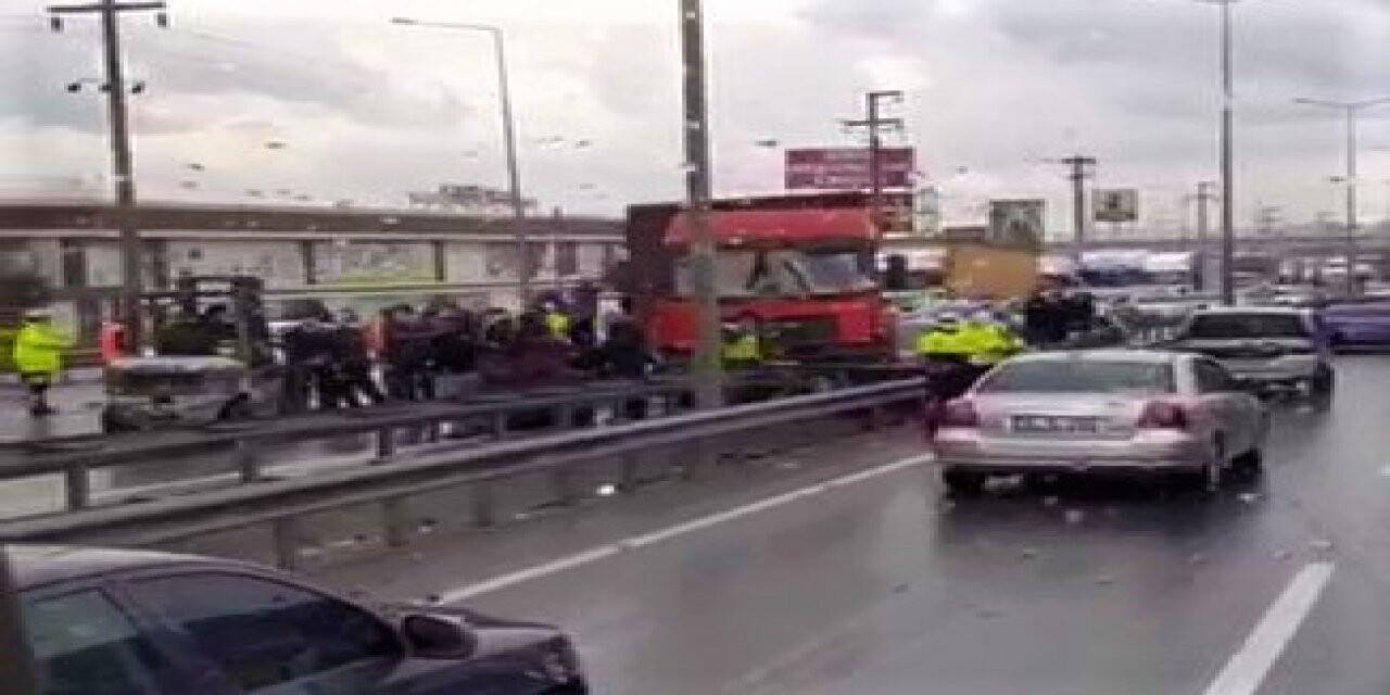 Kamyon ile otomobil karıştığı kaza D-100’ü kilitledi