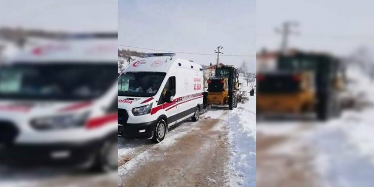 Kara saplanan ambulansın imdadına iş makinesi yetişti