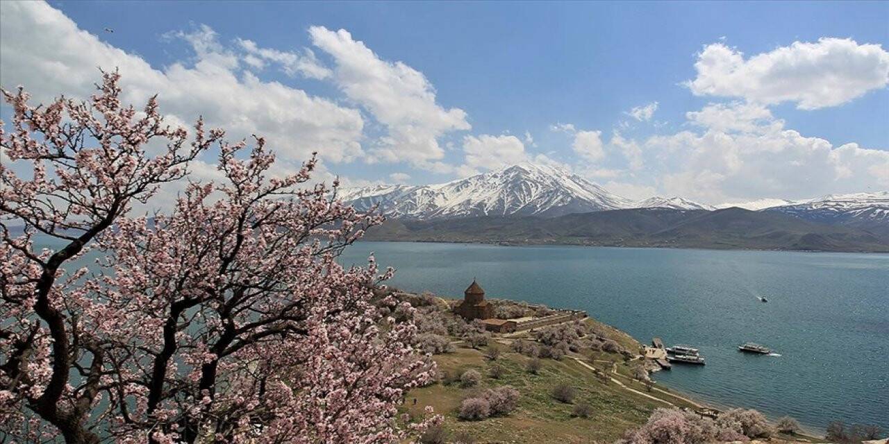 Akdamar Adası çiçek açan badem ağaçlarıyla farklı bir güzelliğe büründü