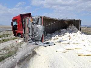 UN YÜKLÜ TIR DEVRİLDİ: 2 YARALI