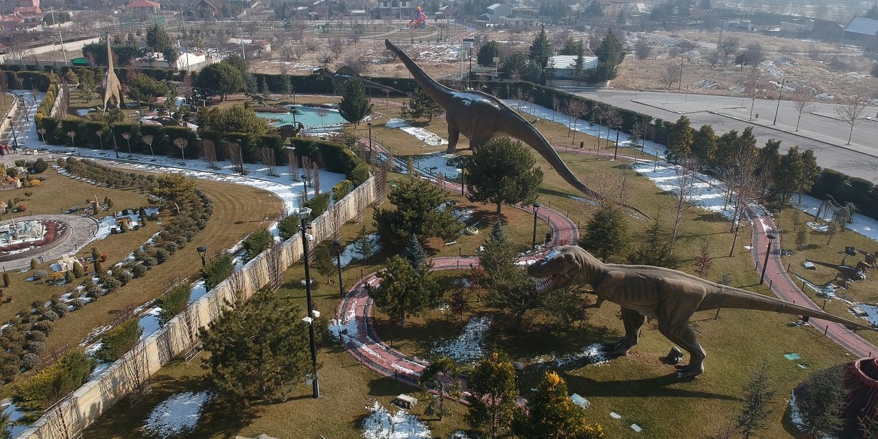 80 Binde Devr-i Alem Parkı geniş açık alanıyla ziyaretçilerini bekliyor